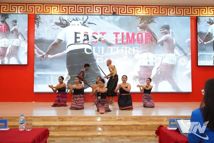 Tiết mục văn nghệ của sinh viên Đại học Thái Nguyên và thanh niên, sinh viên quốc tế tại Chương trình.