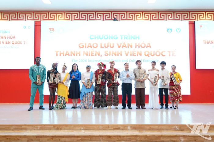 Ban Thường vụ Tỉnh đoàn, Ban Thư ký Hội Sinh viên Việt Nam tỉnh trao quà cho đại diện sinh viên quốc tế.