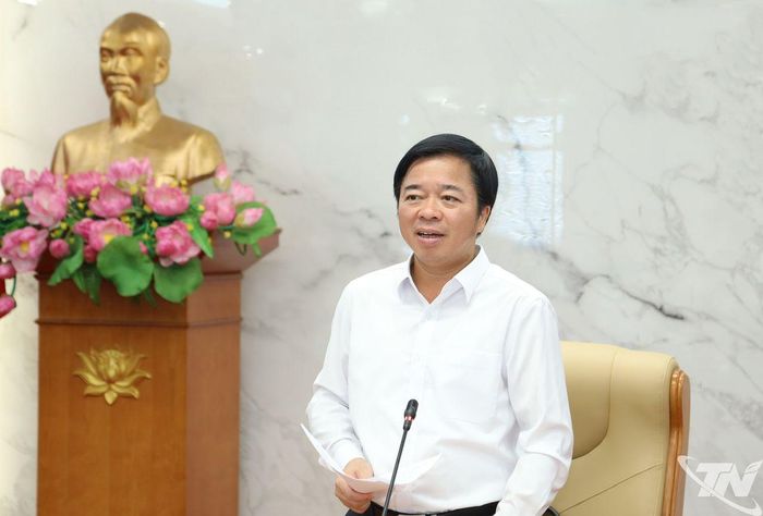 Đồng chí Bùi Văn Lương, Phó Bí thư Tỉnh ủy, Bí thư Đảng ủy, Chủ tịch HĐND tỉnh, phát biểu kết luận.