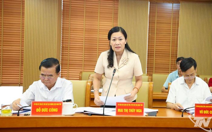 Các đồng chí Thường trực HĐND tỉnh phát biểu tại Hội nghị.