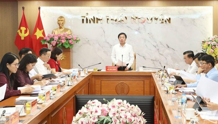 Đồng chí Bùi Văn Lương, Phó Bí thư Tỉnh ủy, Bí thư Đảng ủy, Chủ tịch HĐND tỉnh, chủ trì các hội nghị.