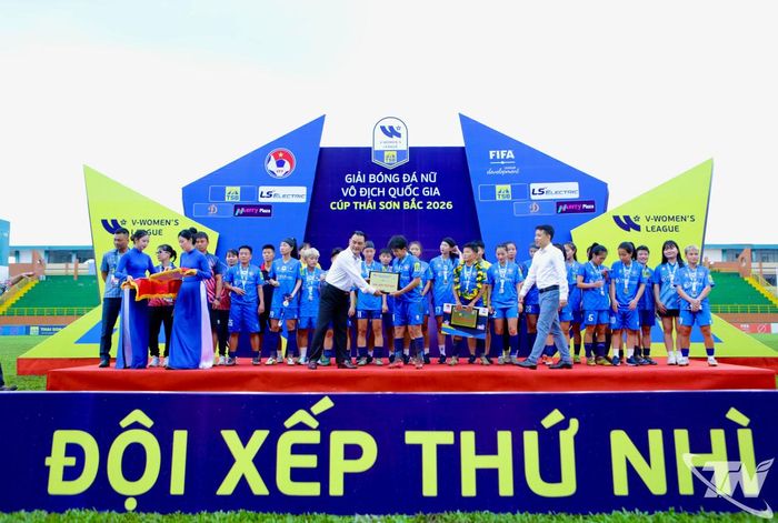 Các cầu thủ Thái Nguyên T&T vỡ òa niềm vui khi lần đầu tiên giành ngôi Á quân Giải bóng đá nữ vô địch quốc gia.
