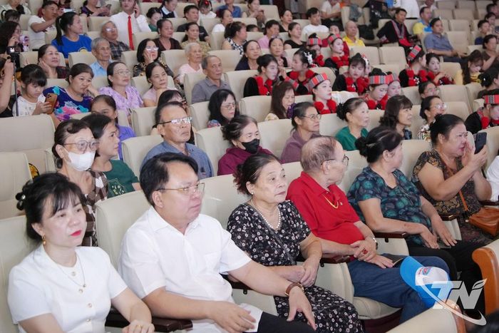 Đông đảo người dân đến cổ vũ, thưởng thức các tiết mục.