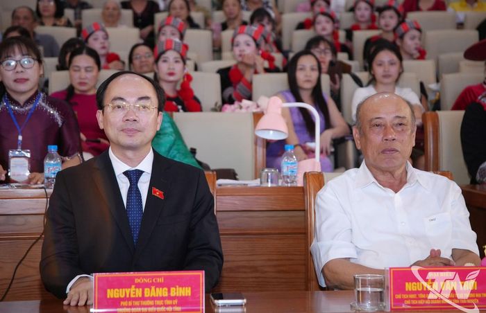 Đồng chí Nguyễn Đăng Bình, Phó Bí thư Thường trực Tỉnh ủy, Trưởng Đoàn đại biểu Quốc hội tỉnh, và các đại biểu dự chương trình.