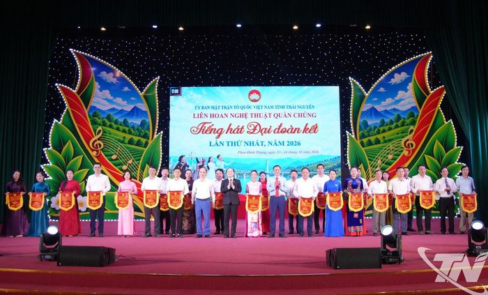 Các đồng chí lãnh đạo tỉnh tặng Cờ lưu niệm cho đại diện các đoàn tham gia chương trình.