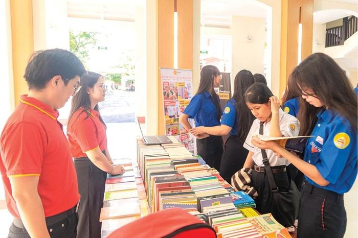 Ngày hội văn hóa đọc hướng tới kỷ niệm 130 năm thành lập Trường THPT chuyên Quốc Học - Huế.