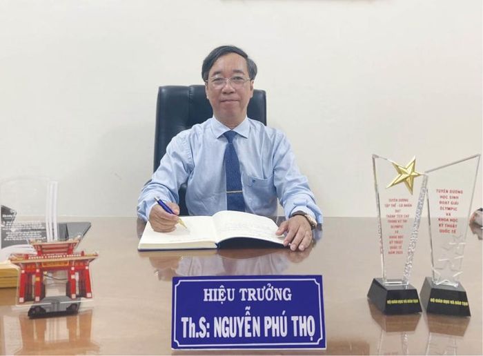 Thầy Nguyễn Phú Thọ, Hiệu trưởng Trường THPT chuyên Quốc Học - Huế.