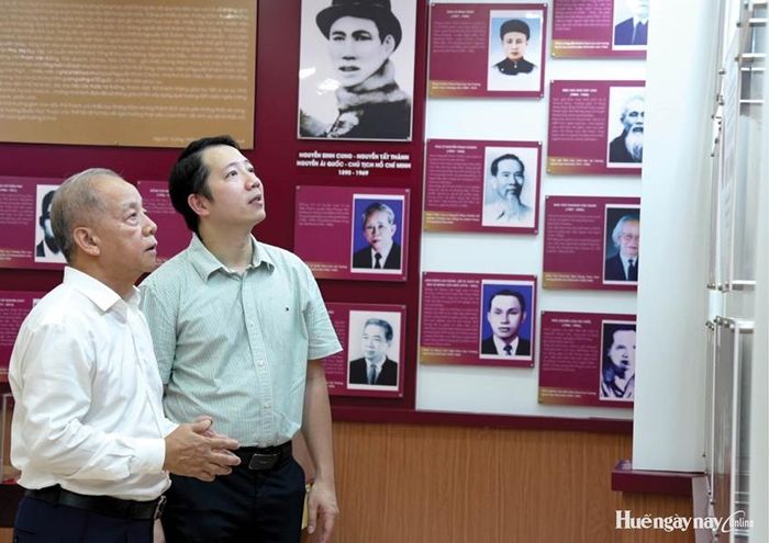Ông Phan Ngọc Thọ và bác sĩ Nguyễn Nguyễn Thái Bảo tìm hiểu những hình ảnh, tư liệu về các thế hệ học sinh tiêu biểu của Trường Quốc Học - Huế.