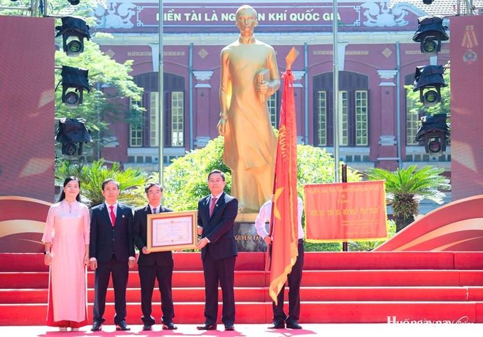 Thừa ủy quyền của Chủ tịch nước, đồng chí Nguyễn Đình Trung, UVTW Đảng, Bí thư Thành ủy Huế, Trưởng Đoàn ĐBQH thành phố trao Huân chương Độc lập hạng Ba cho Trường THPT Chuyên Quốc Học - Huế. 