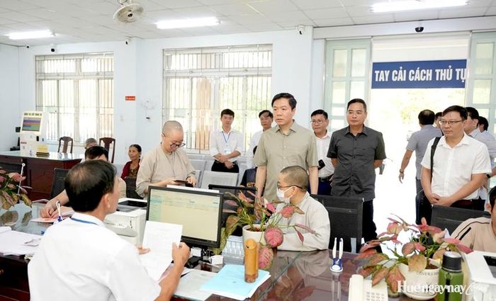  Đồng chí Trịnh Mạnh Linh kiểm tra hoạt động tại Trung tâm Phục vụ hành chính công xã Quảng Điền.