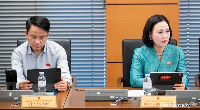 Đại biểu Trần Thị Hồng Thanh, Đoàn ĐBQH tỉnh Ninh Bình (bên phải) tham gia thảo luận dự án Luật Trưng mua, trưng dụng tài sản (sửa đổi). Ảnh: Đoàn ĐBQH thành phố cung cấp