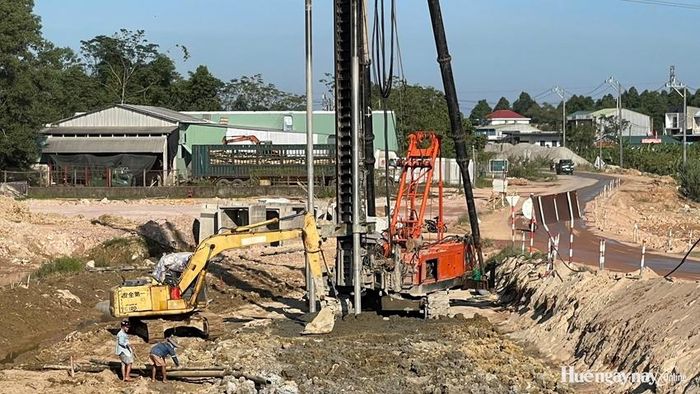 Hạng mục cầu vượt, nút giao Tỉnh lộ 12B đang triển khai thi công.