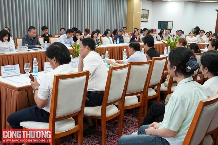 Các đại biểu tham dự Hội thảo trao đổi về giải pháp phát triển thị trường đa kênh, tăng cường kết nối giao thương và mở rộng thị trường tiêu thụ bền vững cho hàng hóa Việt Nam.