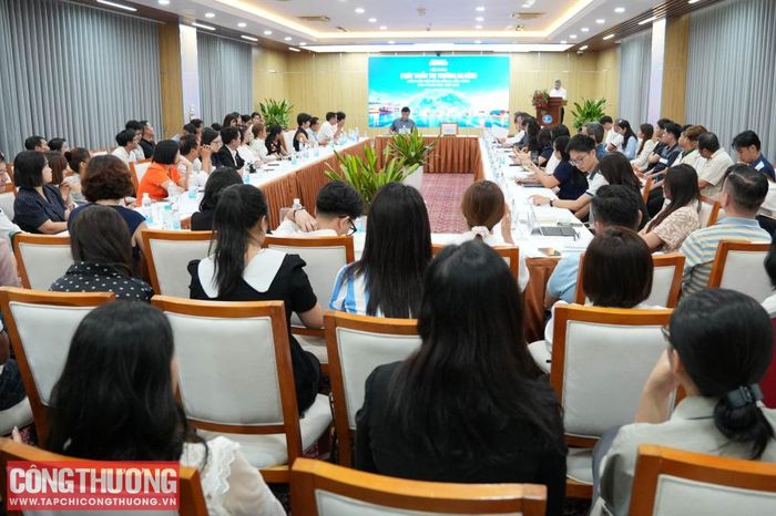 Hội thảo tập trung thảo luận các giải pháp phát triển thị trường đa kênh, kết nối hệ thống phân phối truyền thống với thương mại điện tử, thúc đẩy chuyển đổi số và mở rộng đầu ra bền vững cho hàng hóa Việt Nam.