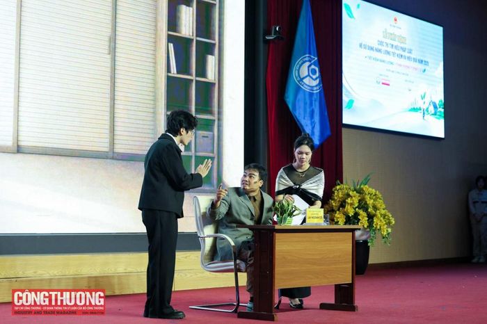 Trong khuôn khổ Lễ phát động, các bạn sinh viên Trường Đại học Kinh tế - Kỹ thuật Công nghiệp đã trình diễn lại Tiểu phẩm đạt giải nhất trong Vòng Chung kết “Cuộc thi tìm hiểu pháp luật về sử dụng năng lượng tiết kiệm và hiệu quả” năm 2025