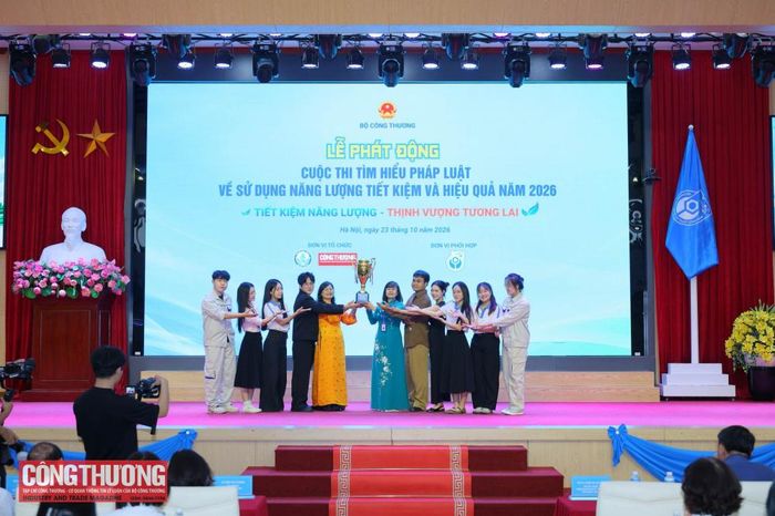 Ban Tổ chức trao Cúp lưu niệm Quán quân mùa thi đầu tiên cho đội thi Trường Đại học Kinh tế - Kỹ thuật Công nghiệp; trình diễn lại tiểu phẩm đạt giải Nhất của Trường tại Vòng Chung kết năm 2025