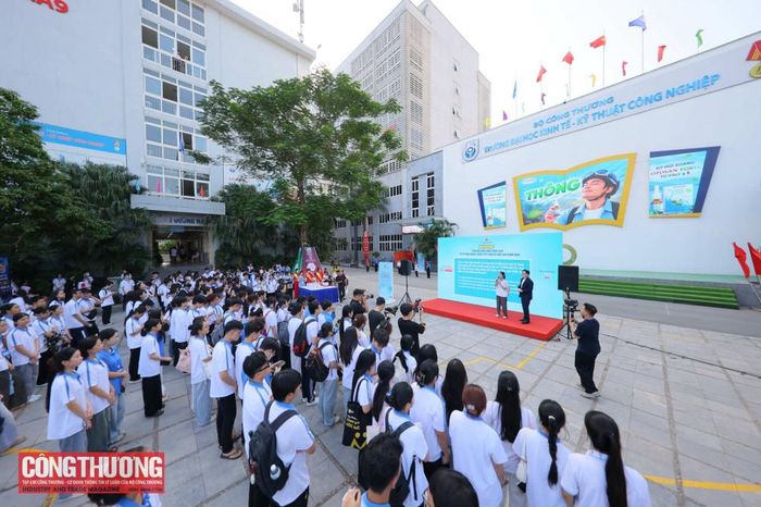 Hoạt động minigame tìm hiểu pháp luật về sử dụng năng lượng tiết kiệm và hiệu quả được tổ chức trong khuôn khổ Lễ phát động Cuộc thi đã tạo không khí sôi nổi, thu hút sự hưởng ứng trực tiếp của đông đảo sinh viên tham dự