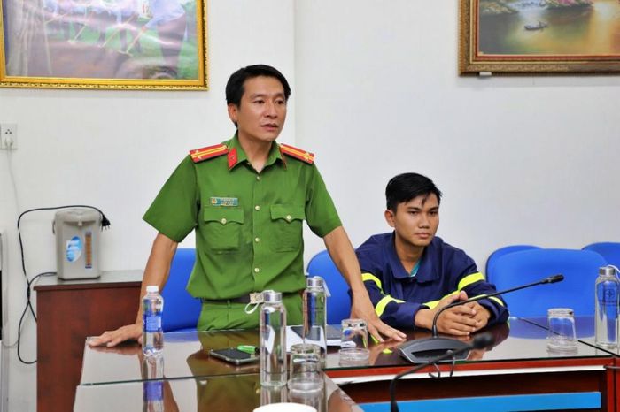 Đại diện Đội Chữa cháy và CNCH khu vực số 4 phát biểu đánh giá buổi diễn tập.