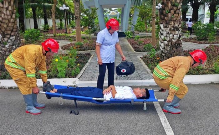 Tổ cứu nạn cứu hộ và y tế triển khai cứu người bị nạn tại buổi diễn tập.