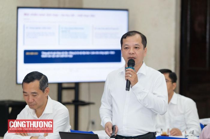 TS. Hoàng Trường - Phó Chủ tịch Hội đồng khoa học Viện, đại diện Viện Nghiên cứu Chiến lược, Chính sách Công Thương trình bày những nội dung trọng tâm và những vấn đề cần xin ý kiến đối với các dự thảo đề án.