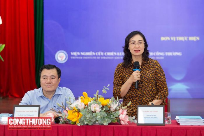 Thứ trưởng Bộ Công Thương Phan Thị Thắng điều hành phần tham luận.
