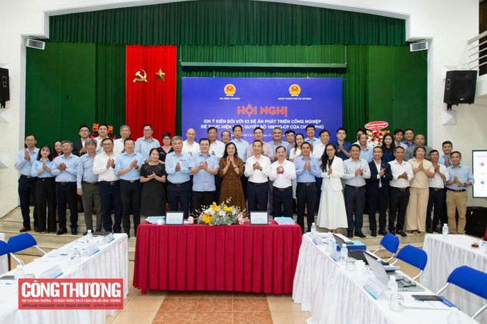 Đại biểu chụp ảnh lưu niệm tại Hội nghị.