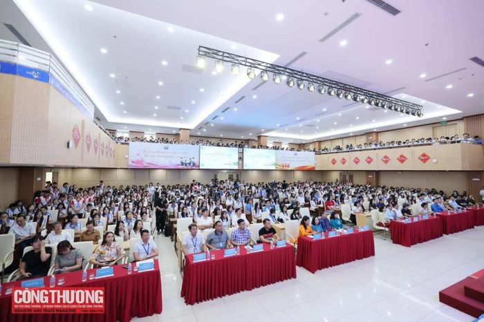 Lễ Phát động Cuộc thi Tìm hiểu pháp luật về sử dụng năng lượng tiết kiệm và hiệu quả thu hút sự tham dự của hàng trăm đại biểu là đại diện lãnh đạo các đơn vị thuộc Bộ Công Thương; các cơ quan, ban, ngành có liên quan; các tổ chức xã hội, cộng đồng doanh nghiệp; lãnh đạo, cán bộ, giảng viên, sinh viên nhiều trường đại học trên địa bàn Hà Nội; cùng đại diện các cơ quan truyền thông báo chí