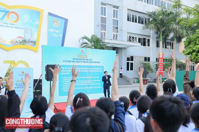 Hoạt động minigame tìm hiểu pháp luật về sử dụng năng lượng tiết kiệm và hiệu quả được tổ chức trong khuôn khổ Lễ phát động Cuộc thi đã tạo không khí sôi nổi, thu hút sự hưởng ứng trực tiếp của đông đảo sinh viên tham dự
