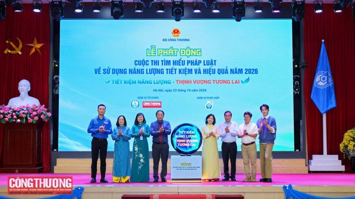 Các đại biểu thực hiện nghi thức phát động Cuộc thi Tìm hiểu pháp luật về sử dụng năng lượng tiết kiệm và hiệu quả năm 2026