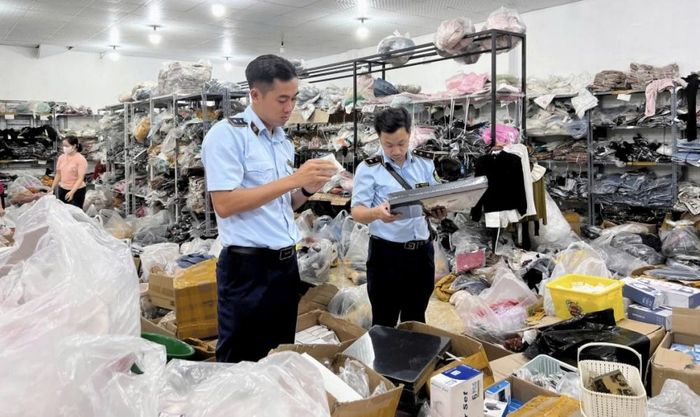 Lực lượng chức năng đang kiểm tra hàng hoá tại một kho hàng trên địa bàn thành phố Hà Nội