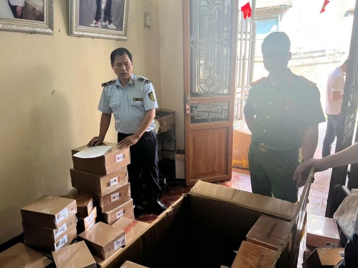 Lực lượng chức năng đang kiểm tra hàng hoá vi phạm. Ảnh: Đội số 14