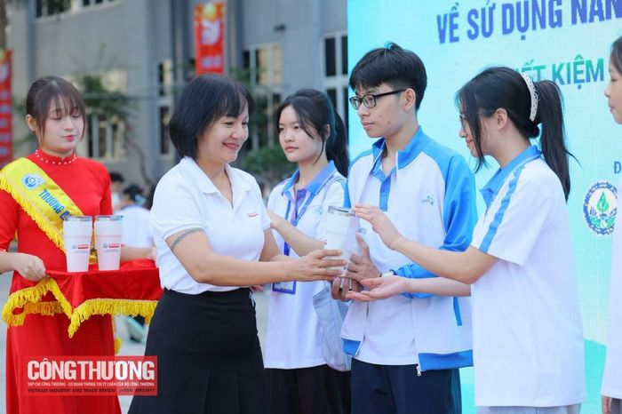 Bà Nguyễn Vương Nguyên Vỵ - Thư ký Chi hội nhà báo, Phó Trưởng ban Truyền thông - Chuyên đề, Tạp chí Công Thương đại diện Ban Tổ chức trao quà cho các bạn sinh viên trả lời đúng