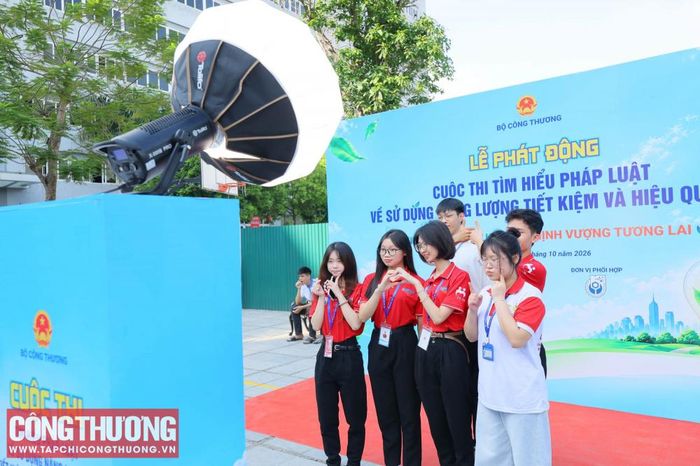 Sinh viên hào hứng chụp ảnh lưu niệm tại khu vực photobooth trong khuôn khổ Lễ phát động Cuộc thi “Tìm hiểu pháp luật về sử dụng năng lượng tiết kiệm và hiệu quả” năm 2026.