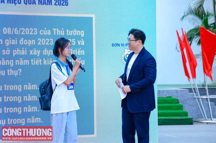 MC giao lưu, đặt câu hỏi về kiến thức và pháp luật sử dụng năng lượng tiết kiệm và hiệu quả tại chương trình Minigame.