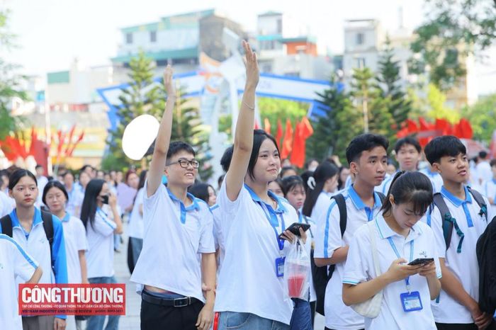  Sinh viên hào hứng giơ tay tham gia trả lời câu hỏi tại chương trình.