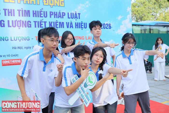 Các sinh viên hào hứng tạo dáng, chụp ảnh lưu niệm tại khu vực photobooth