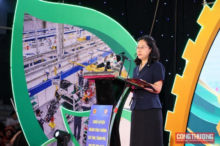 Bà Đỗ Thị Minh Trâm, Phó Cục trưởng Cục Công nghiệp phát biểu tại lễ khai mạc Hội chợ triển lãm sản phẩm công nghiệp nông thôn tiêu biểu khu vực phía Nam năm 2026.