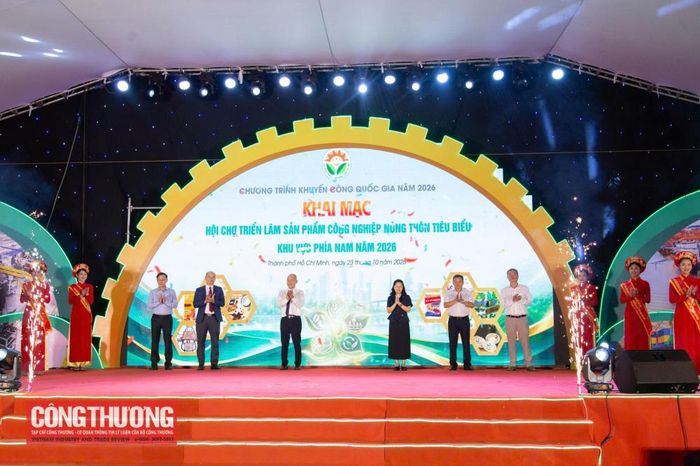 Các đại biểu thực hiện nghị thức bấm nút khai mạc Hội chợ