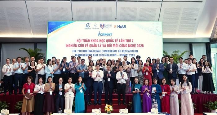 Các đại biểu chụp ảnh tại chương trình.