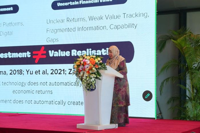 GS.TS. Sharifah Norzehan Syed Yusuf đến từ Đại học Công nghệ MARA (UiTM), Malaysia trình bày báo cáo tại Hội thảo.