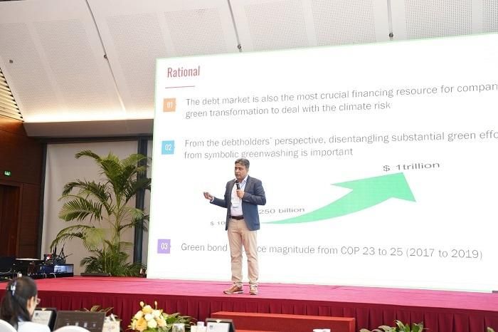 PGS.TS. Nazim Hussain, Phó Giáo sư chuyên ngành Kế toán bền vững tại Đại học Groningen, Hà Lan, trình bày báo cáo.