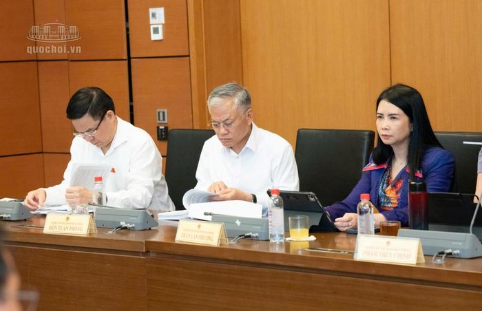 Bộ trưởng Bộ Công Thương Lê Mạnh Hùng, đại biểu Quốc hội thuộc Đoàn ĐBQH thành phố Hải Phòng tham gia phiên thảo luận tại Tổ 3, chiều ngày 23/10. (Ảnh: Quochoi.vn)