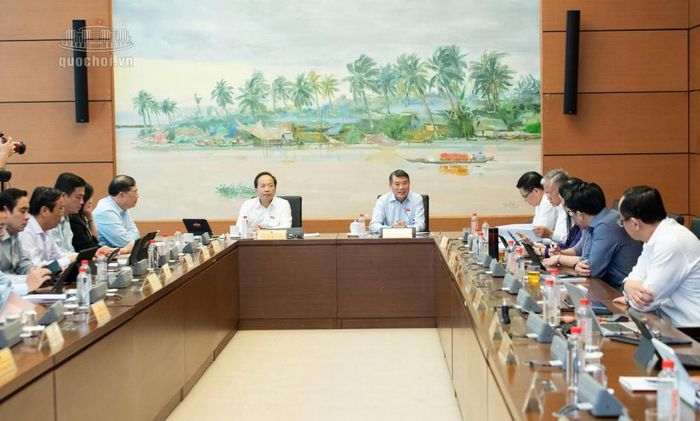 Thủ tướng Lê Minh Hưng, Phó Thủ tướng Thường trực Phạm Gia Túc, Bộ trưởng Bộ Công Thương Lê Mạnh Hùng tham dự phiên thảo luận tại Tổ 3, chiều ngày 23/10. (Ảnh: Quochoi.vn)