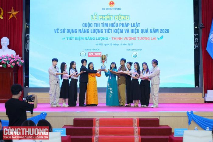 Bà Ngô Thị Diệu Thúy - Phó Tổng Biên tập Tạp chí Công Thương trao Cúp lưu niệm Quán quân Cuộc thi “Tìm hiểu pháp luật về sử dụng năng lượng tiết kiệm và hiệu quả” năm 2025 cho đội thi Trường Đại học Kinh tế - Kỹ thuật Công nghiệp (UNETI).
