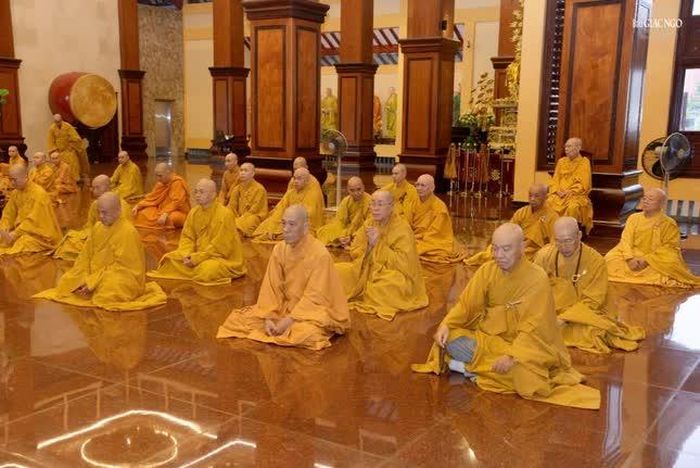 Chư Tăng thính giới tại chánh điện Việt Nam Quốc Tự