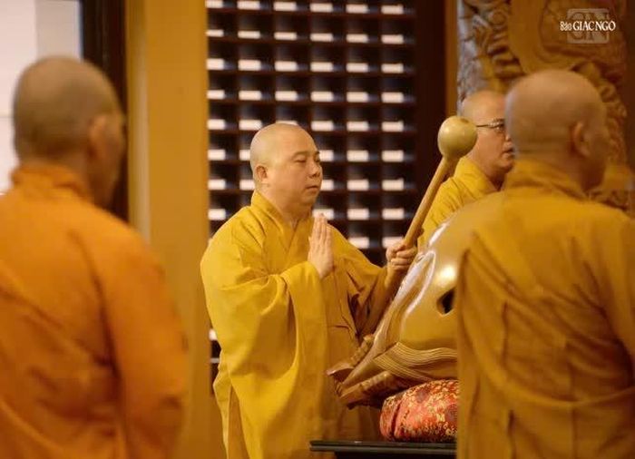Theo truyền thống Đức Phật chế định, Bố-tát là nghi thức đặc thù của Tăng đoàn