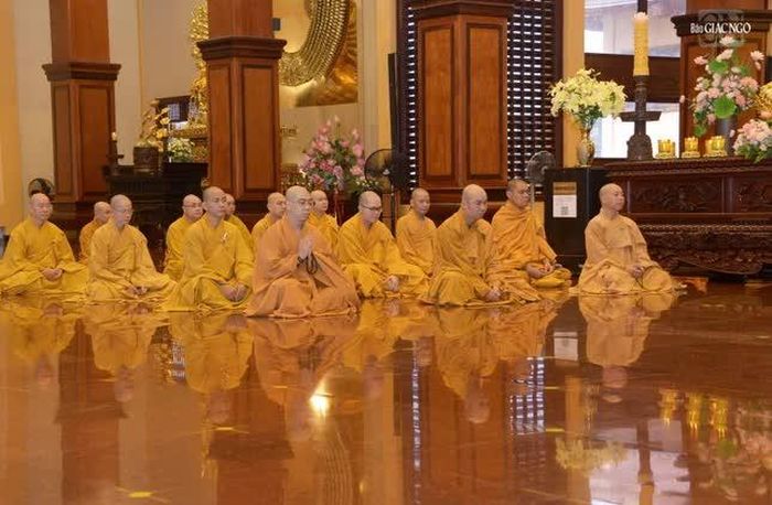 Đại chúng thính giới nhằm ôn lại những điều Đức Phật dạy cho chúng xuất gia