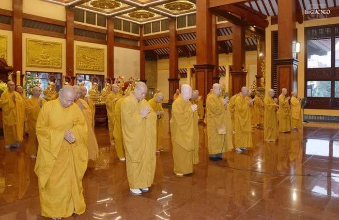 Chư Tăng cử hành nghi thức Bố-tát tại chánh điện Việt Nam Quốc Tự