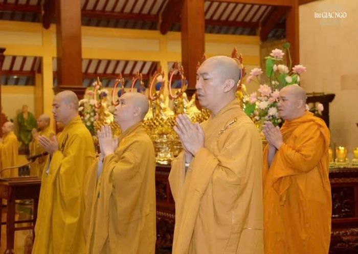 Thành tâm hướng về Tam bảo