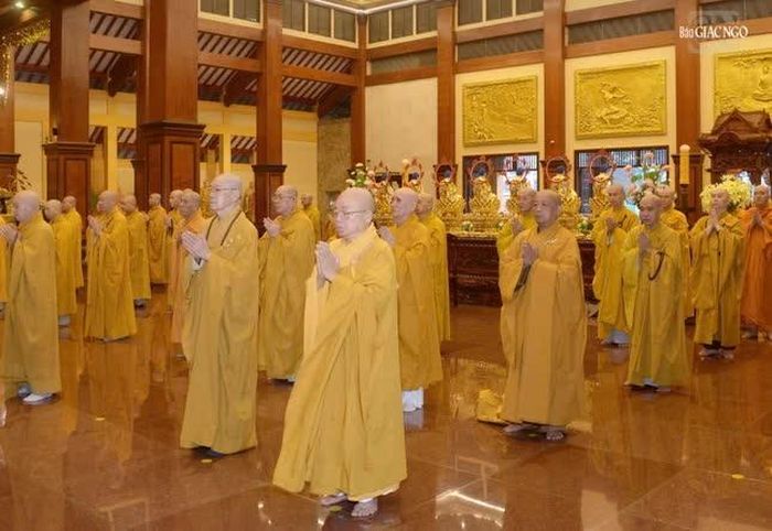 Chư tôn đức tham dự lễ Bố-tát định kỳ tại Việt Nam Quốc Tự